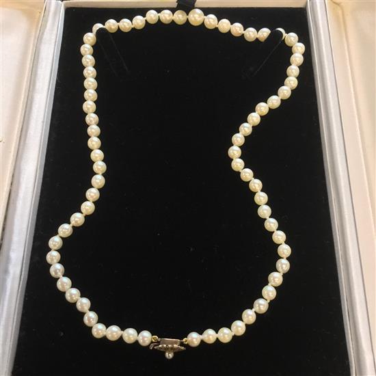 Gold clasp string of pearls